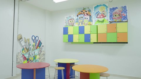 خزانة ادراج خشبية ملونة فى مدراس المملكة، التعليم فى المملكة العربيه السعودية  ،تصاميم عصرية حديثه، ديكورات داخلية متميزة