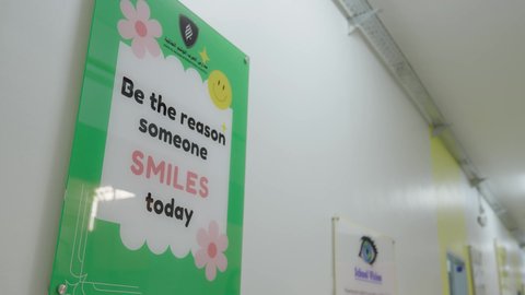 ممر داخلي في إحدى المدارس الحديثة بالمملكة العربية السعودية،تصميم داخلي عصري،بيئة تعليمية منظمة، لوحات تعريفية بالمدرسة