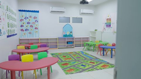 المدارس الأكاديمية في المملكة العربية السعودية، تعليم اللغات الأجنبية لتلاميذ المرحلة الابتدائية، الطريقة الصحيحة لرسم وكتابة الأحرف الانجليزية، وسائل ايضاح متميزة