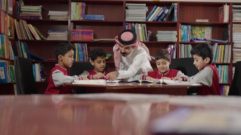 تأدية الواجبات المدرسية، الحوارات الودية بين المعلم والطالب ، طلاب عربيين سعوديين خليجيين في المكتبة المدرسية، الاستمتاع بقراءة الكتب المدرسية، التعليم في المملكة العربية السعودية