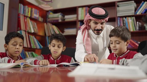 التعليم في المملكة العربية السعودية، الحوارات الودية بين المعلم والطالب ، طلاب عربيين سعوديين خليجيين في المكتبة المدرسية، الاستمتاع بقراءة الكتب المدرسية، تأدية الواجبات المدرسية