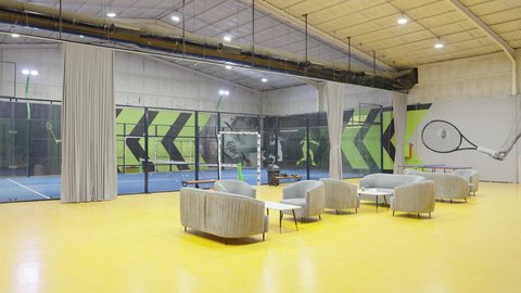 صالة استقبال راقية ، ملعب واسع في إحدى المدارس الحديثة بالمملكة العربية السعودية،ممارسة الأنشطة الرياضية وكرة القدم، أرضية عشبية خضراء، الاهتمام بالصحة واللياقة البدنية