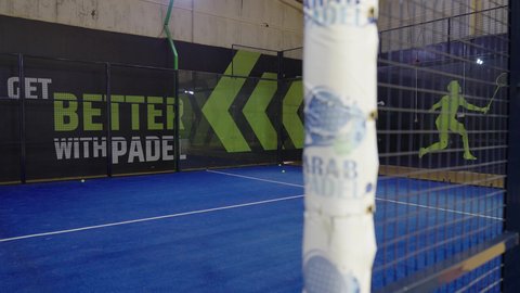 ملعب واسع في إحدى المدارس الحديثة بالمملكة العربية السعودية،ممارسة الأنشطة الرياضية وكرة القدم، أرضية عشبية خضراء، الاهتمام بالصحة واللياقة البدنية