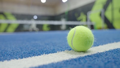 أرضية عشبية زرقاء ، ملعب واسع في إحدى المدارس الحديثة بالمملكة العربية السعودية،ممارسة الأنشطة الرياضية وكرة القدم، الاهتمام بالصحة واللياقة البدنية