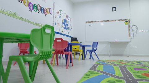 المدارس الأكاديمية في المملكة العربية السعودية، تعليم اللغات الأجنبية لتلاميذ المرحلة الابتدائية، الطريقة الصحيحة لرسم وكتابة الأحرف الانجليزية، وسائل ايضاح متميزة