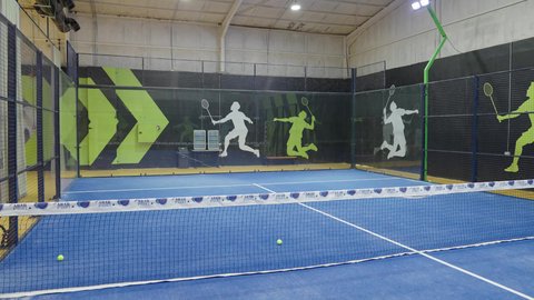 الاهتمام بالصحة واللياقة البدنية، ملعب واسع في إحدى المدارس الحديثة بالمملكة العربية السعودية،ممارسة الأنشطة الرياضية وكرة القدم، أرضية عشبية خضراء