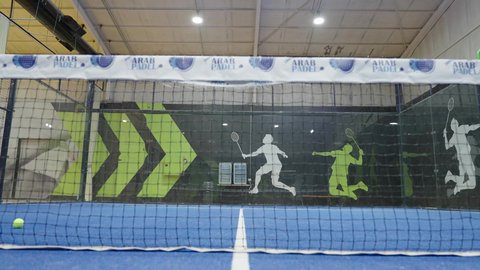 ممارسة الأنشطة الرياضية وكرة القدم، ملعب واسع في إحدى المدارس الحديثة بالمملكة العربية السعودية،أرضية عشبية خضراء، الاهتمام بالصحة واللياقة البدنية