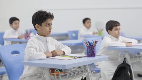 أهداف التربية والتعليم في المملكة العربية السعودية، موسم العودة إلى المدارس, طلاب عربيين خليجيين سعوديين يجلسون على المقاعد داخل الصف وينتبهون للدرس بايماءات التركيز، تنمية المهارات الإبداعية، مفهوم الاجتهاد والتفوق، أساليب التعلم الحديثة