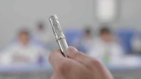 المقررات والمناهج التعليمية الحديثة والمطورة بالمملكة العربية السعودية، الاهتمام بقدرات الطلاب بتقديم الدروس, تصوير مقرب ليد معلم عربي خليجي سعودي  يقوم بشرح الدروس باستخدام القلم