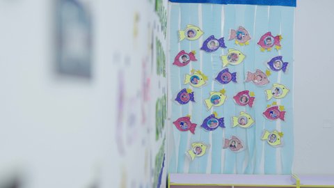 بطاقات تعريفية للطلبة على شكل سمكة، ممر داخلي في إحدى المدارس الحديثة بالمملكة العربية السعودية،تصميم داخلي عصري،بيئة تعليمية منظمة