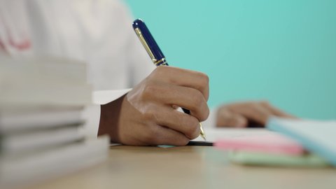 ثقافة التعلم الذاتي، المذاكرة والاجتهاد والدراسة، قضاء الوقت بالتعلم والتثقف، بورتريه مقرب ليد طالب عربي خليجي سعودي يقوم بالكتابة و التدوين, مفهوم العمل الجاد والتفوق, المناهج والمواد التعليمية, خلفية زرقاء