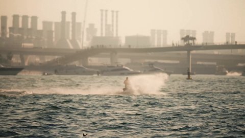 الابحار في مرفأ ومرسى اليخوت في مارينا دبي, الفن الهندسي المعماري للمباني والمنشآت المطلة على البحر، النمو العمراني للأبراج وناطحات السحاب في دولة الإمارات العربية المتحدة، معالم دبي السياحية المشهورة، الواجهة البحرية المطلة على ساحل الخليج العربي