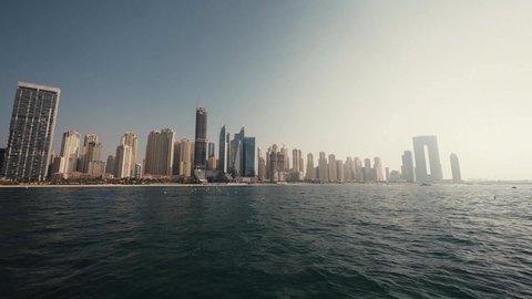 الابحار في مرفأ ومرسى اليخوت في مارينا دبي, الفن الهندسي المعماري للمباني والمنشآت المطلة على البحر، النمو العمراني للأبراج وناطحات السحاب في دولة الإمارات العربية المتحدة، معالم دبي السياحية المشهورة، الواجهة البحرية المطلة على ساحل الخليج العربي