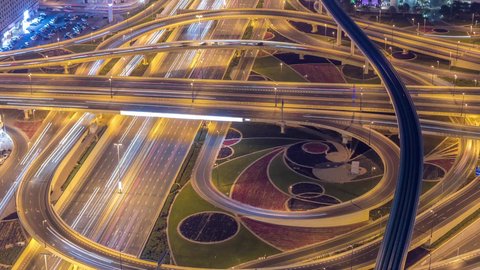  حركة وسائل النقل والمواصلات في الشوارع والطرقات الرئيسية في الامارات العربية المتحدة، الحركة المرورية المنظمة للسيارات في دبي، تصوير درون جوي لشارع مضاء في الليل، نمو وتطور البنية التحتية