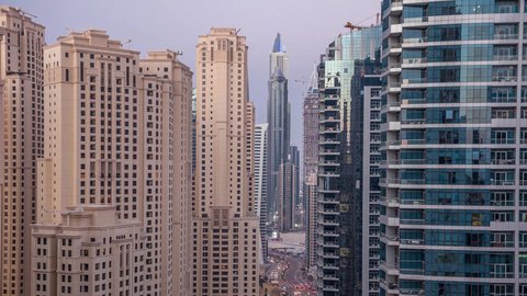 النمو والتطور العمراني للأبراج وناطحات السحاب في دولة الإمارات العربية المتحدة، معالم دبي السياحية المشهورة، الواجهة البحرية المطلة على ساحل الخليج العربي، مرفأ ومرسى اليخوت في مارينا دبي، الفن الهندسي المعماري للمباني والمنشآت المطلة على البحر