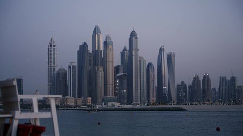 الفن الهندسي المعماري للمباني والمنشآت المطلة على البحر، النمو والتطور العمراني للأبراج وناطحات السحاب في دولة الإمارات العربية المتحدة، أماكن دبي السياحية المشهورة، الواجهة البحرية المطلة على ساحل الخليج العربي