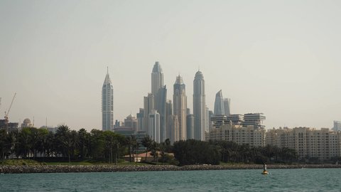 الفن الهندسي المعماري للمباني والمنشآت المطلة على البحر، النمو والتطور العمراني للأبراج وناطحات السحاب في دولة الإمارات العربية المتحدة، أماكن دبي السياحية المشهورة، الواجهة البحرية المطلة على ساحل الخليج العربي