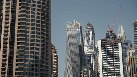 المباني والمنشآت التجارية في دبي، الفن الهندسي المعماري لبناء الأبراج وناطحات السحاب على الطراز الحديث, الأماكن السياحية المشهورة في الإمارات العربية المتحدة, جذب واستقطاب السياح من جميع أنحاء العالم