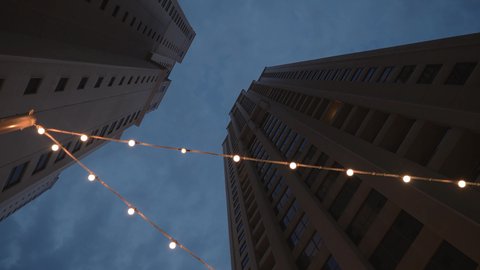 المباني والمنشآت التجارية في دبي، الفن الهندسي المعماري لبناء الأبراج وناطحات السحاب على الطراز الحديث, الأماكن السياحية المشهورة في الإمارات العربية المتحدة, جذب واستقطاب السياح من جميع أنحاء العالم