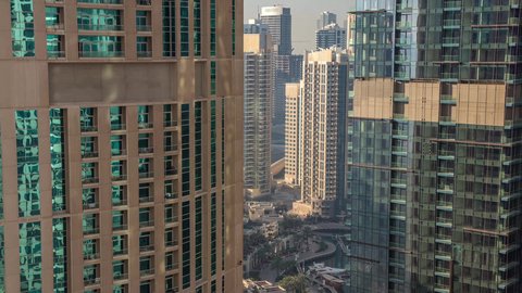 جذب واستقطاب السياح من جميع أنحاء العالم، الشوارع والطرقات الاسفلتية المعبدة، حركة مرور السيارات، المباني والمنشآت التجارية في دبي، الفن الهندسي المعماري لبناء الأبراج وناطحات السحاب على الطراز الحديث، الأماكن السياحية المشهورة في الإمارات العربية المتحدة