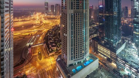 جذب واستقطاب السياح من جميع أنحاء العالم، الشوارع والطرقات الاسفلتية المعبدة، حركة مرور السيارات، المباني والمنشآت التجارية في دبي، الفن الهندسي المعماري لبناء الأبراج وناطحات السحاب على الطراز الحديث، الأماكن السياحية المشهورة في الإمارات العربية المتحدة