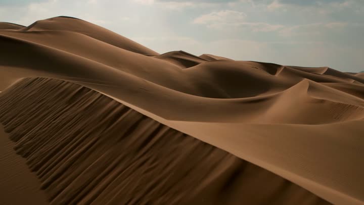 التكوينات والتشكلات الرملية في الصحاري، الكثبان الذهبية الناعمة والتضاريس الطبيعية في الامارات العربية المتحدة، الجو القاسي والجاف في الأراضي القاحلة، المناظر الطبيعية والرمال الذهبية الناعمة في الصحراء، خلفية الطبيعة