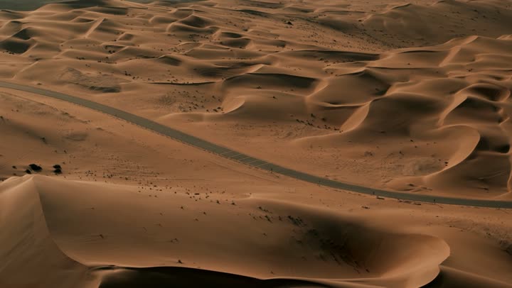 المناظر الطبيعية والرمال الذهبية الناعمة في الصحراء، التكوينات والتشكلات الرملية في الصحاري، الجو القاسي والجاف في الأراضي القاحلة، الكثبان الذهبية الناعمة والتضاريس الطبيعية في الامارات العربية المتحدة، خلفية الطبيعة