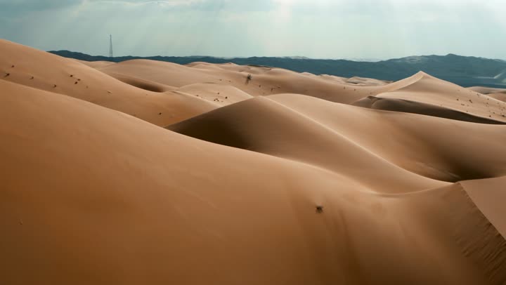الجو القاسي والجاف في الأراضي القاحلة، الكثبان الذهبية الناعمة والتضاريس الطبيعية في الامارات العربية المتحدة، المناظر الطبيعية والرمال الذهبية الناعمة في الصحراء، التكوينات والتشكلات الرملية في الصحاري، خلفية الطبيعة