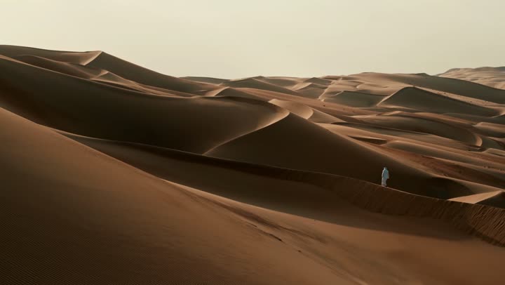 الجو القاسي والجاف في الأراضي القاحلة، الكثبان الذهبية الناعمة والتضاريس الطبيعية في الامارات العربية المتحدة، المناظر الطبيعية والرمال الذهبية الناعمة في الصحراء، التكوينات والتشكلات الرملية في الصحاري، خلفية الطبيعة
