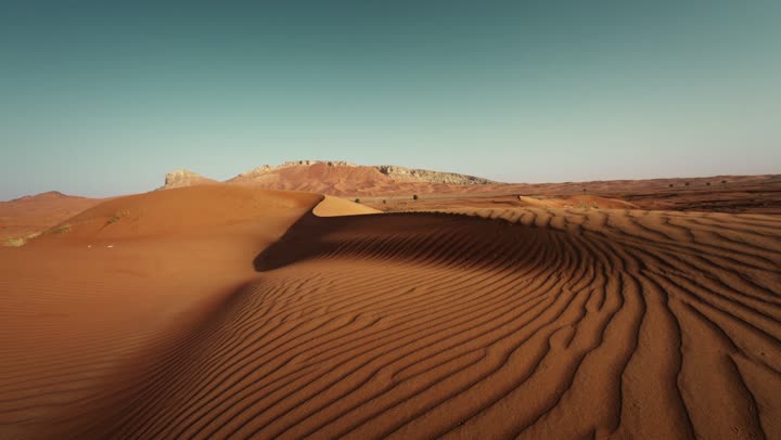 الكثبان الذهبية الناعمة والتضاريس الطبيعية في الامارات العربية المتحدة، الجو القاسي والجاف في الأراضي القاحلة، المناظر الطبيعية والرمال الذهبية الناعمة في الصحراء، التكوينات والتشكلات الرملية في الصحاري، خلفية الطبيعة