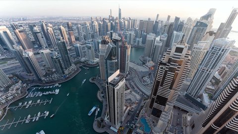 الأبراج وناطحات السحاب في دولة الإمارات العربية المتحدة، النقل البحري في مرسى دبي، الفن المعماري المتطور للمرافق التجارية والسكنية، ميناء اليخوت الفاخر في مارينا مول، المعالم السياحية المشهورة