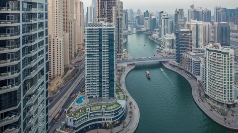 الأبراج وناطحات السحاب في دولة الإمارات العربية المتحدة، النقل البحري في مرسى دبي، الفن المعماري المتطور للمرافق التجارية والسكنية، ميناء اليخوت الفاخر في مارينا مول، المعالم السياحية المشهورة