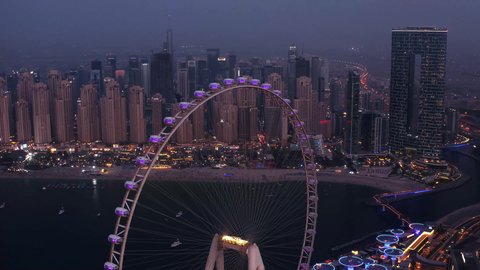 دولاب هواء عين دبي في جزيرة بلو ووترز, معلم سياحي مشهور على جميرا بيتش في مدينة دبي , انشطه وفعاليات ترفيهيه عائليه وشبابيه ممتعه في وقت الليل, إطلاله على ساحل الخليج العربي في دولة الامارات العربيه المتحده