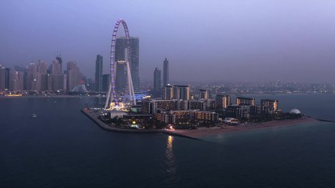 دولاب هواء عين دبي في جزيرة بلو ووترز, معلم سياحي مشهور على جميرا بيتش في مدينة دبي , انشطه وفعاليات ترفيهيه عائليه وشبابيه ممتعه في وقت الليل, إطلاله على ساحل الخليج العربي في دولة الامارات العربيه المتحده