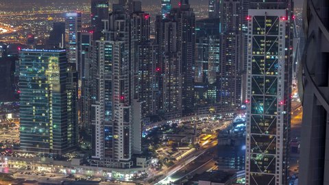 حركة مرور السيارات، المباني والمنشآت التجارية في دبي، الفن الهندسي المعماري لبناء الأبراج وناطحات السحاب على الطراز الحديث، الأماكن السياحية المشهورة في الإمارات العربية المتحدة، جذب واستقطاب السياح من جميع أنحاء العالم، الشوارع والطرقات الاسفلتية المعبدة