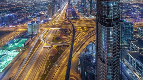 الأماكن السياحية المشهورة في الإمارات العربية المتحدة، جذب واستقطاب السياح من جميع أنحاء العالم، الشوارع والطرقات الاسفلتية المعبدة، حركة مرور السيارات، المباني والمنشآت التجارية في دبي، الفن الهندسي المعماري لبناء الأبراج وناطحات السحاب على الطراز الحديث