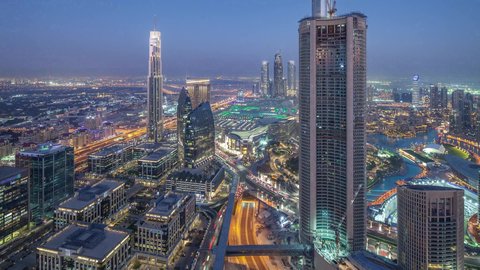 الأماكن السياحية المشهورة في الإمارات العربية المتحدة، جذب واستقطاب السياح من جميع أنحاء العالم، الشوارع والطرقات الاسفلتية المعبدة، حركة مرور السيارات، المباني والمنشآت التجارية في دبي، الفن الهندسي المعماري لبناء الأبراج وناطحات السحاب على الطراز الحديث