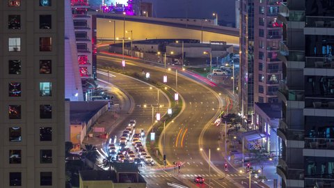 الأماكن السياحية المشهورة في الإمارات العربية المتحدة، جذب واستقطاب السياح من جميع أنحاء العالم، الشوارع والطرقات الاسفلتية المعبدة، حركة مرور السيارات، المباني والمنشآت التجارية في دبي، الفن الهندسي المعماري لبناء الأبراج وناطحات السحاب على الطراز الحديث