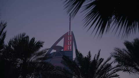 الواجهة السياحية في الامارات العربية المتحدة، الفن الهندسي المعماري للأبراج وناطحات السحاب، جذب واستقطاب السياح من انحاء العالم، فندق برج العرب في مدينة دبي، النمو والتطور العمراني على ساحل الخليج العربي