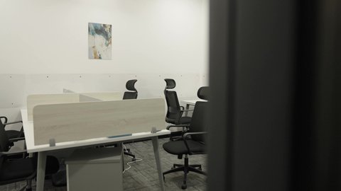 ديكورات راقية وتصاميم داخلية على الطراز الحديث, تجهيزات مكتبية حديثة بأثاث أنيق ومريح، تصميم عصري لمكاتب شركات المملكة العربية السعودية, واجهات زجاجية ضخمة في مكتب العمل