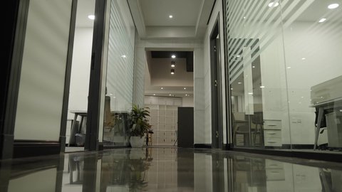 تجهيزات مكتبية حديثة بأثاث أنيق ومريح، ديكورات راقية وتصاميم داخلية على الطراز الحديث، تصميم عصري لمكاتب شركات المملكة العربية السعودية, واجهات زجاجية ضخمة في مكتب العمل