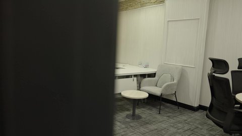 لمسات ديكورية حديثة في التصميم الداخلي، تصميم عصري لمكاتب شركات المملكة العربية السعودية, تجهيزات مكتبية حديثة بأثاث أنيق ومريح، واجهات زجاجية ضخمة في مكتب العمل