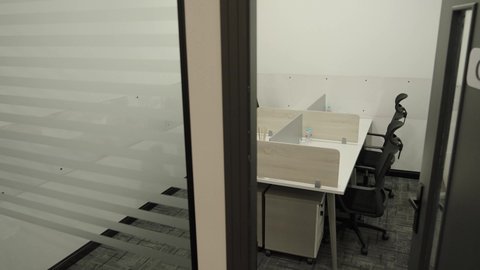 ديكورات داخلية أنيقة بتصاميم عصرية، واجهات زجاجية ضخمة في مكتب العمل، تصميم عصري لمكاتب شركات المملكة العربية السعودية، تجهيزات مكتبية حديثة بأثاث أنيق ومريح