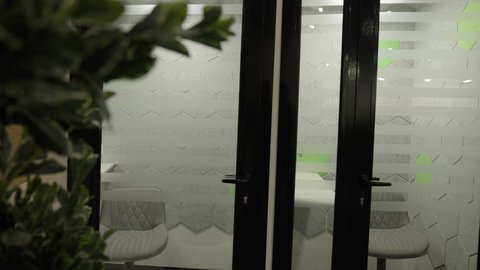 تجهيزات مكتبية حديثة بأثاث أنيق ومريح، تصاميم داخلية وديكورات راقية على الطراز الحديث, تصميم عصري لمكاتب شركات المملكة العربية السعودية, واجهات زجاجية ضخمة في مكتب العمل