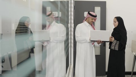 المصافحة والترحيب والاستقبال، العمل الجماعي وروح الفريق الواحد، عقد الصفقات والاتفاقيات، ، استخدام الحاسب المحمول والأجهزة التكنولوجية الحديثة، مجموعة موظفين عربيين خليجيين سعوديين في غرفة الاجتماعات داخل مقر الشركة، نقاشات وحوارات عمل