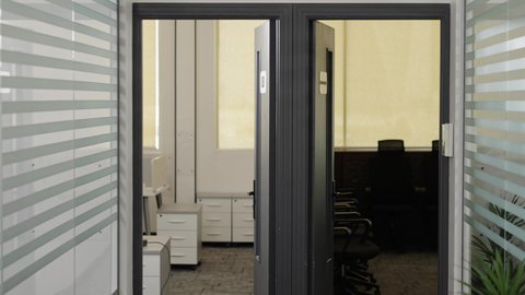 وظيفة إدارية مكتبية في المملكة العربية السعودية، الاستعداد والتجهز لحضور الاجتماع، تبادل الخبرة بين الفريق لتحقيق الهدف، تصوير من الخلف لرجلين عربيين خليجيين سعوديين يرتديان الثوب التقليدي و الشماغ يقومان بالسير داخل مقر الشركة