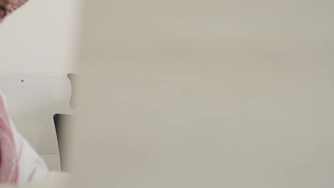 تصوير مقرب لموظف يقوم بالنقر على لوحه المفتايح ، تصفح مواقع التواصل الاجتماعي، إدارة شؤون الأعمال وتنظيمها عبر الاجهزة التقنية، دمج العمل مع التقنية والتكنولوجيا، تصوير لرجل عربي خليجي سعودي يرتدي الزي التقليدي و الشماغ يعمل على جهاز التابلت المحمول بإيماءات التركيز داخل المكتب