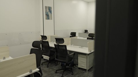 تجهيزات مكتبية حديثة بأثاث أنيق ومريح، تصاميم داخلية وديكورات راقية على الطراز الحديث, تصميم عصري لمكاتب شركات المملكة العربية السعودية, واجهات زجاجية ضخمة في مكتب العمل