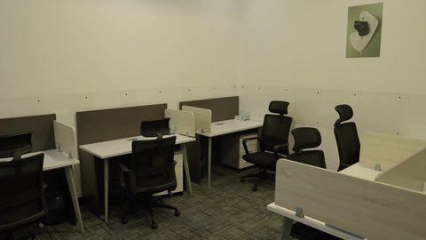 واجهات زجاجية ضخمة في مكتب العمل، تصميم عصري لمكاتب شركات المملكة العربية السعودية، تصاميم داخلية وديكورات راقية على الطراز الحديث، تجهيزات مكتبية حديثة بأثاث أنيق ومريح