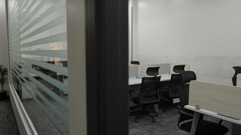 تصاميم داخلية وديكورات راقية على الطراز الحديث، تجهيزات مكتبية حديثة بأثاث أنيق ومريح, تصميم عصري لمكاتب شركات المملكة العربية السعودية, واجهات زجاجية ضخمة في مكتب العمل